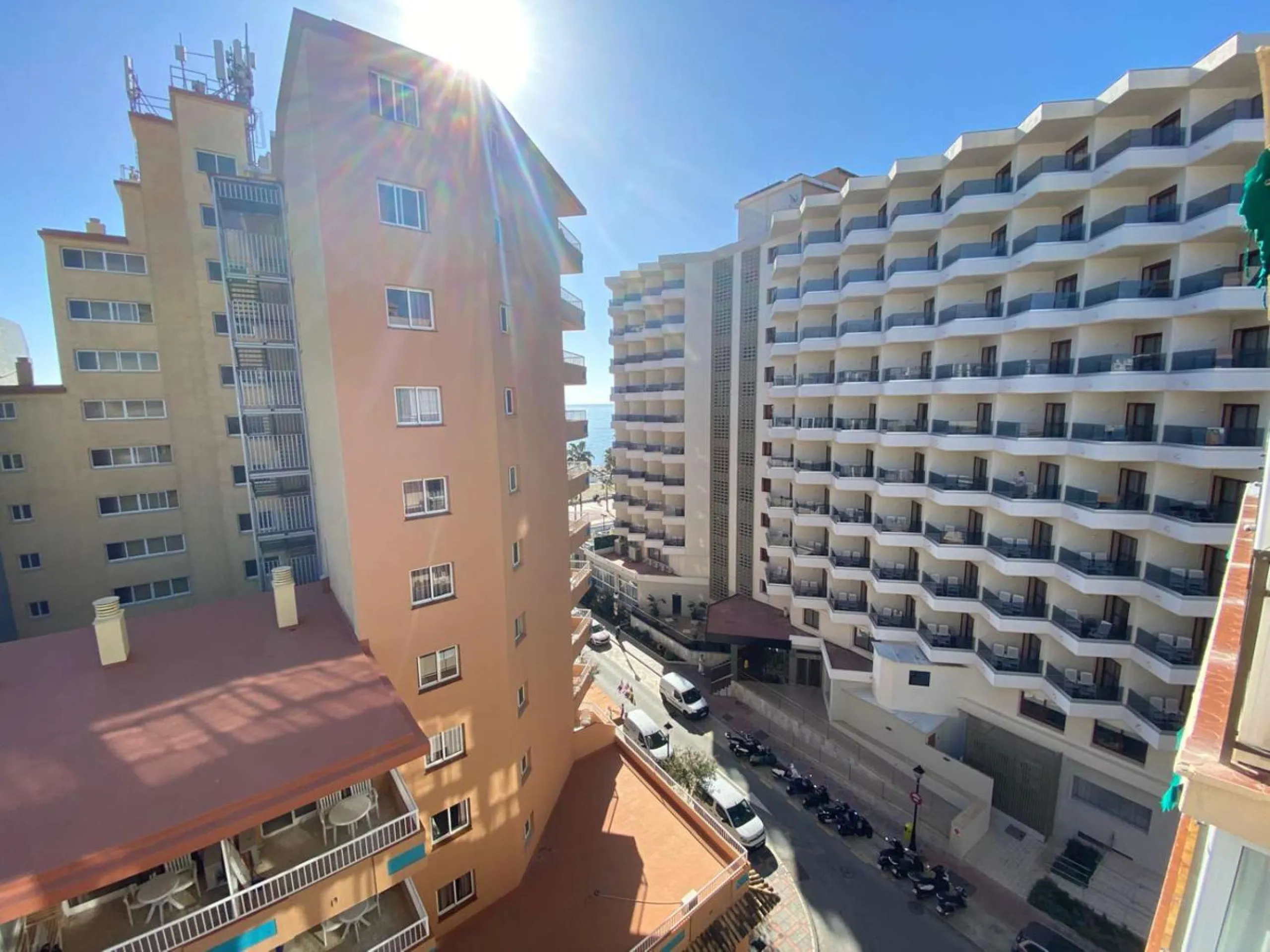 Discover your new home by the sea! This magnificent 4-bedroom, 3-bathroom apartment, located on the 7th floor, offers you the opportunity to live just 20 metres from Los Boliches beach. With 175 m² built and 150 m² usable, you will enjoy a spacious and br