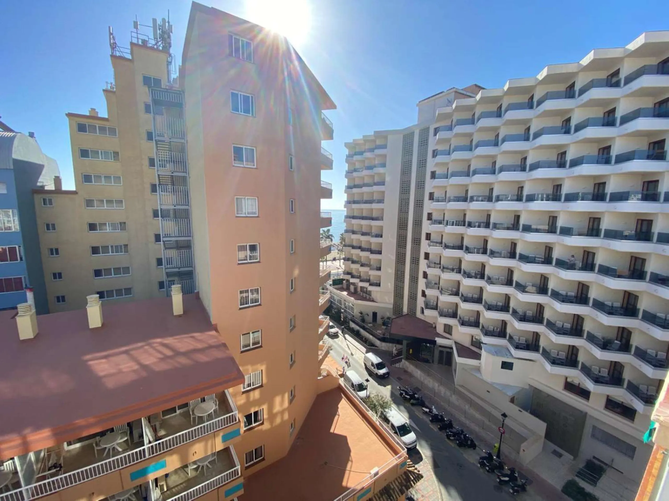 Discover your new home by the sea! This magnificent 4-bedroom, 3-bathroom apartment, located on the 7th floor, offers you the opportunity to live just 20 metres from Los Boliches beach. With 175 m² built and 150 m² usable, you will enjoy a spacious and br