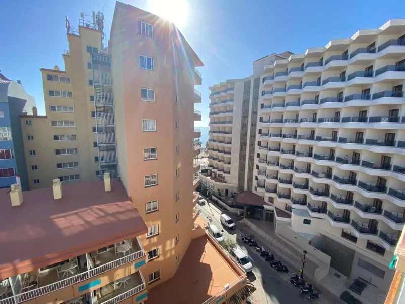 Discover your new home by the sea! This magnificent 4-bedroom, 3-bathroom apartment, located on the 7th floor, offers you the opportunity to live just 20 metres from Los Boliches beach. With 175 m² built and 150 m² usable, you will enjoy a spacious and br