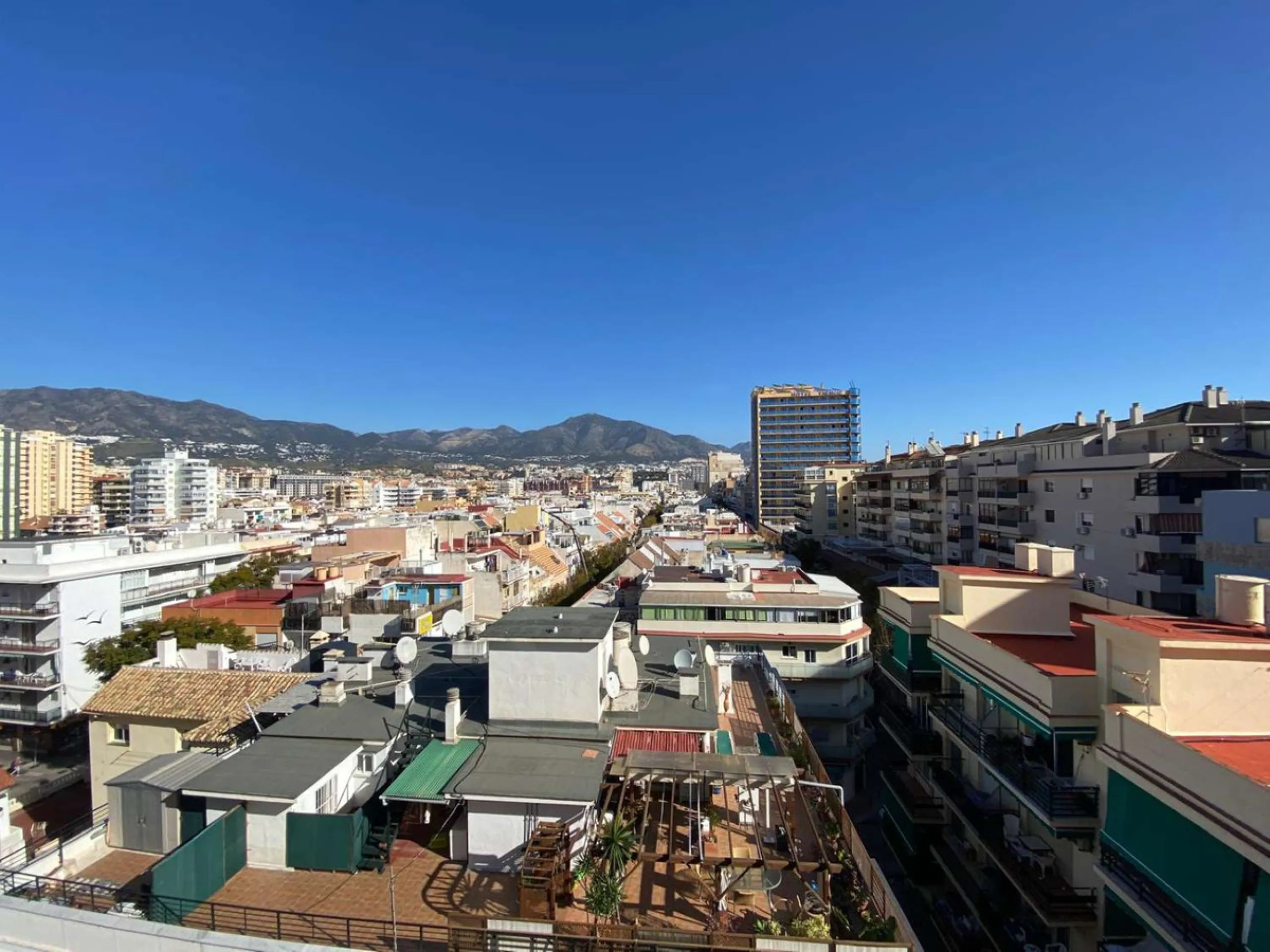 Discover your new home by the sea! This magnificent 4-bedroom, 3-bathroom apartment, located on the 7th floor, offers you the opportunity to live just 20 metres from Los Boliches beach. With 175 m² built and 150 m² usable, you will enjoy a spacious and br