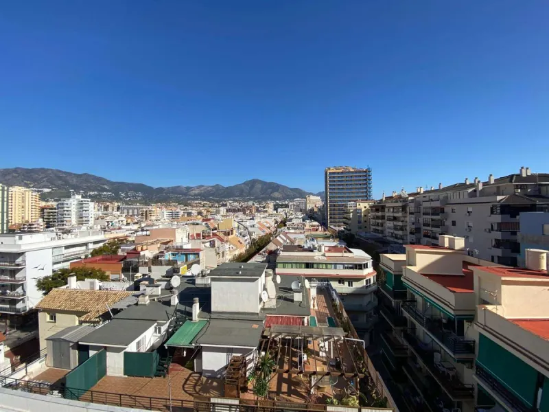 Discover your new home by the sea! This magnificent 4-bedroom, 3-bathroom apartment, located on the 7th floor, offers you the opportunity to live just 20 metres from Los Boliches beach. With 175 m² built and 150 m² usable, you will enjoy a spacious and br