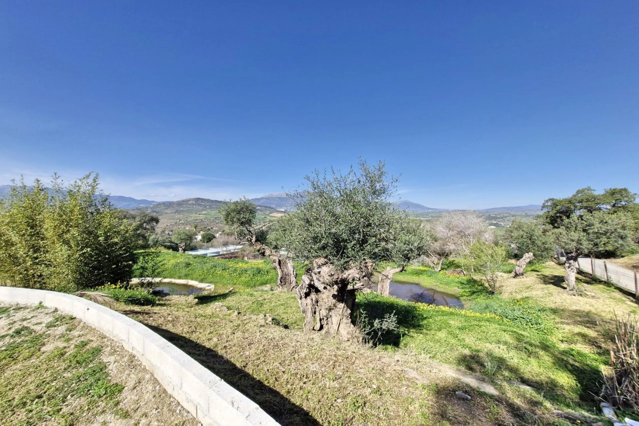 House - Finca - Cortijo в продаже в Coín, Málaga. В доме 3 спален и 2 ванных комнат. Площадь дома 162 м². Площадь участка 10620 м²