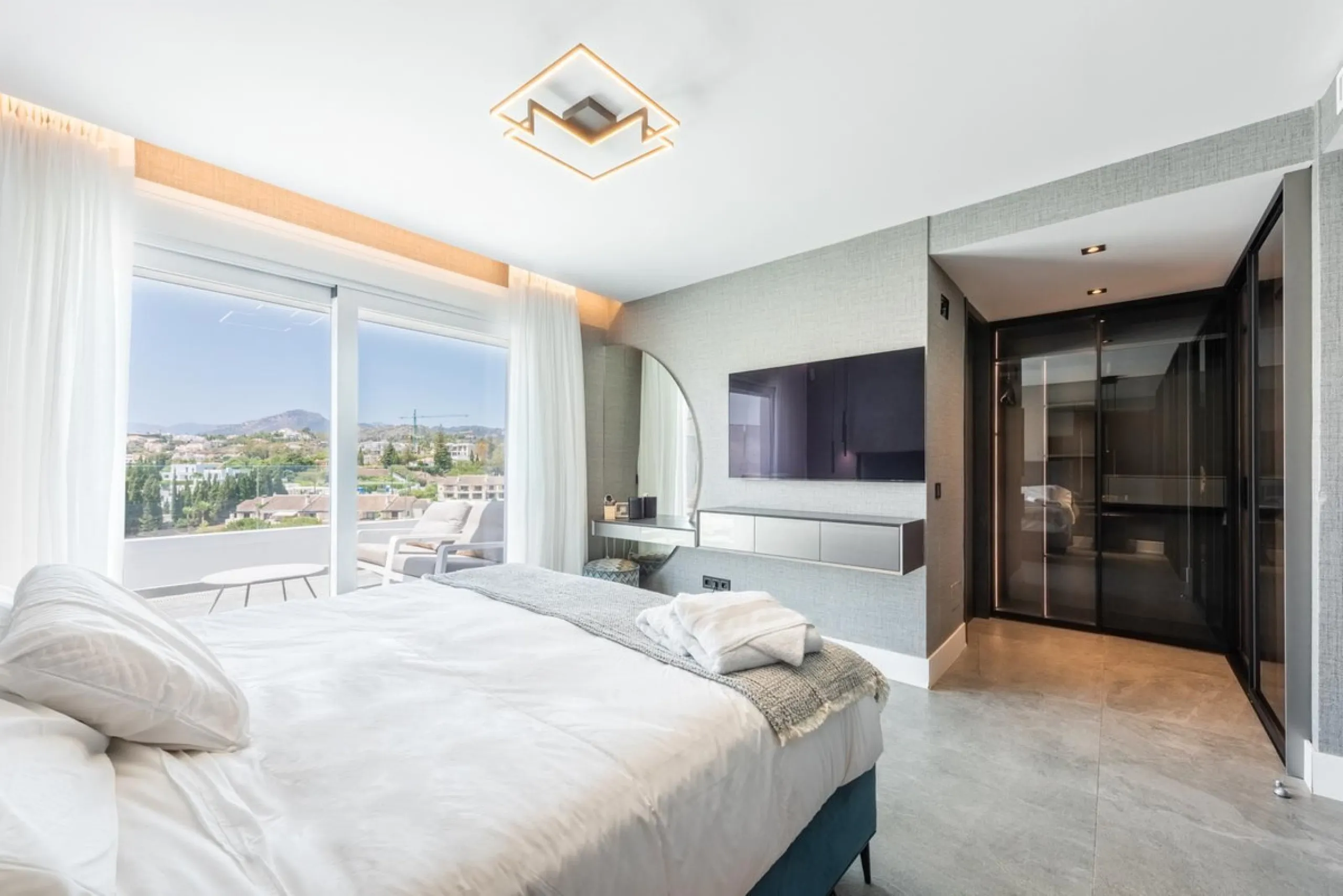CONTEMPORARY PENTHOUSE WITH SEA AND GOLF VIEWS IN LA QUINTA