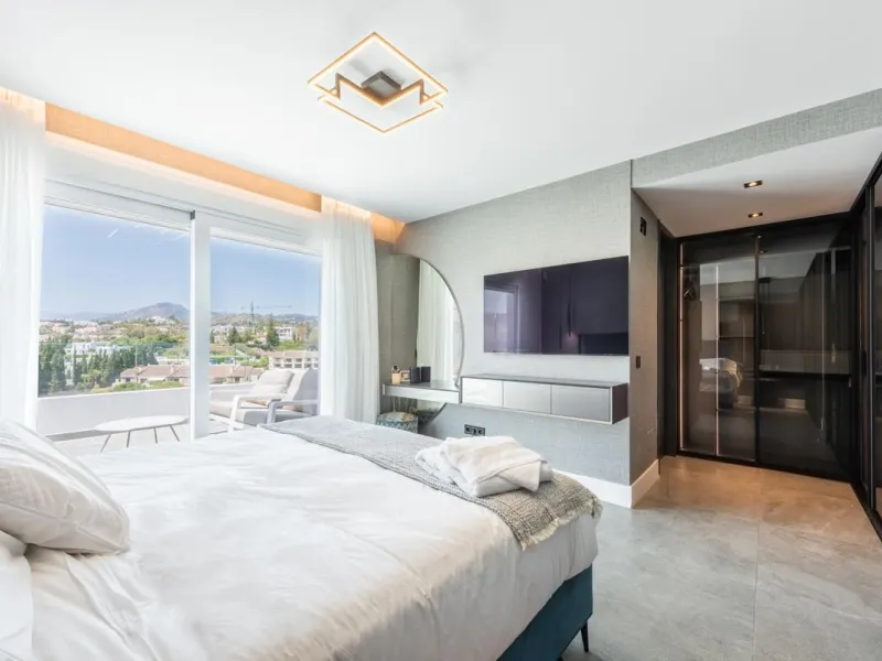 CONTEMPORARY PENTHOUSE WITH SEA AND GOLF VIEWS IN LA QUINTA
