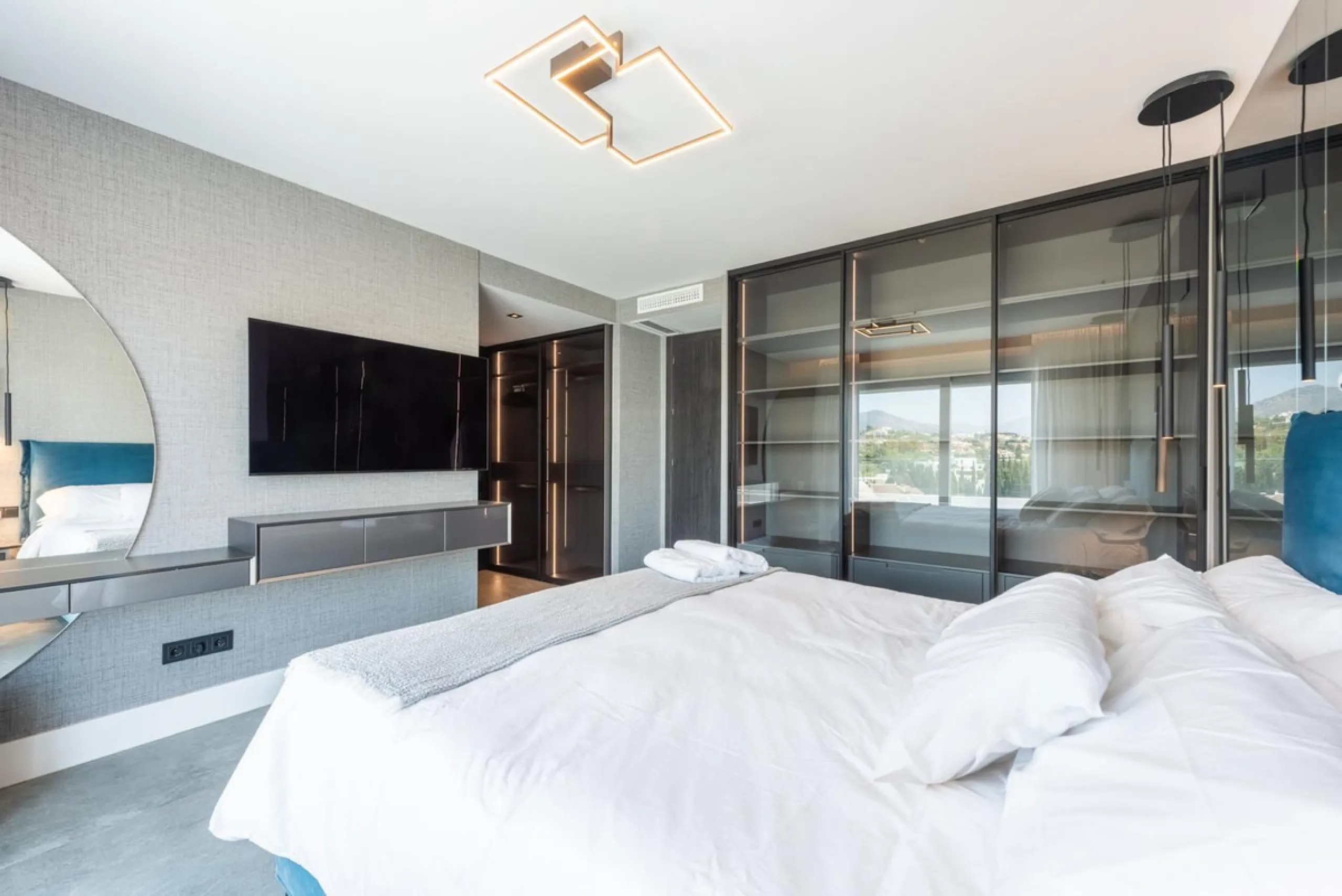 CONTEMPORARY PENTHOUSE WITH SEA AND GOLF VIEWS IN LA QUINTA