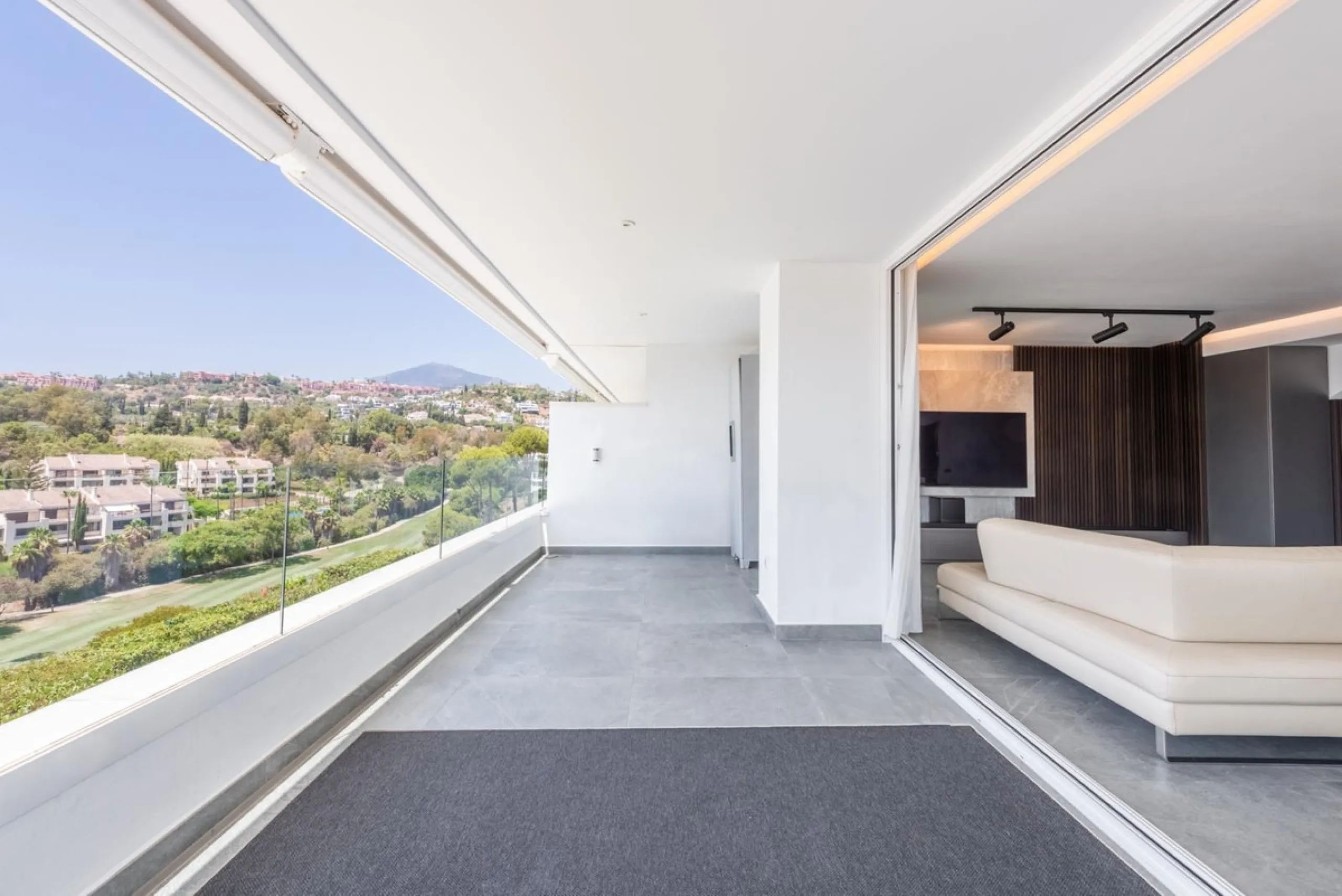CONTEMPORARY PENTHOUSE WITH SEA AND GOLF VIEWS IN LA QUINTA