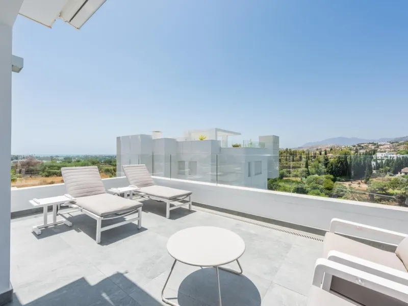 CONTEMPORARY PENTHOUSE WITH SEA AND GOLF VIEWS IN LA QUINTA