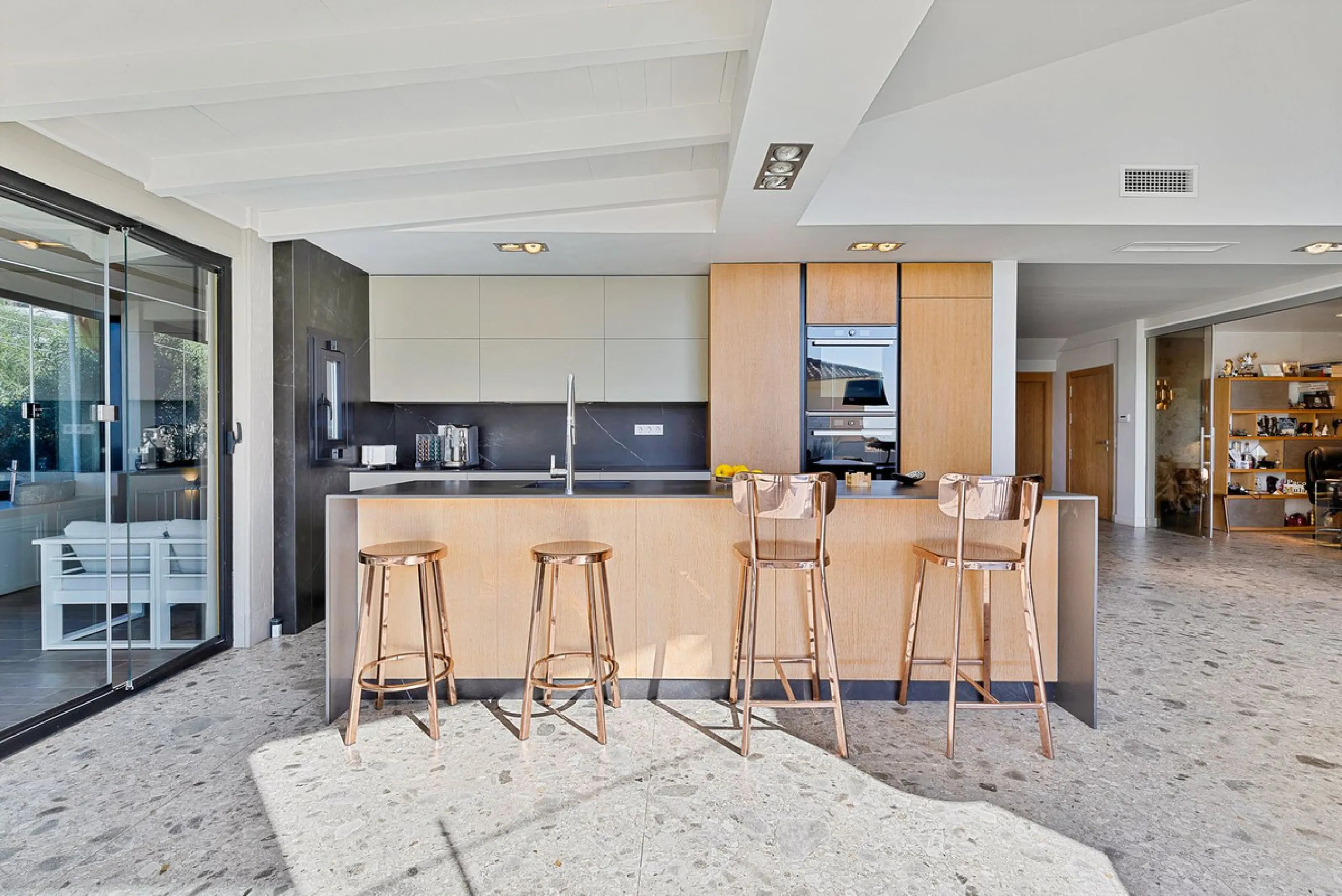 ✨ 235 m² built + 80 m² enclosed terrace | 591 m² plot | Private pool | Views of the Bay of Fuengirola ✨