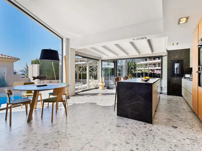 ✨ 235 m² built + 80 m² enclosed terrace | 591 m² plot | Private pool | Views of the Bay of Fuengirola ✨