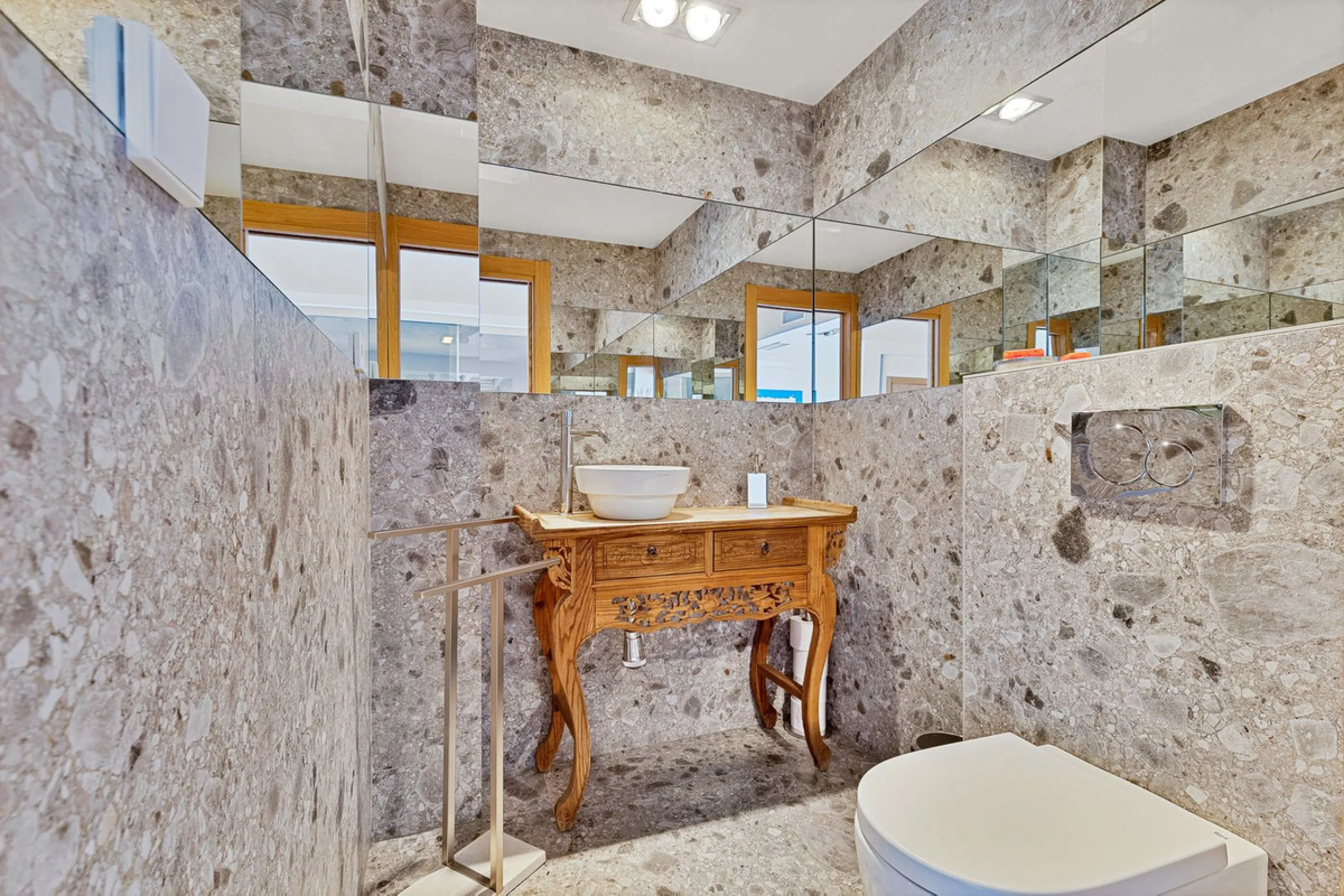 ✨ 235 m² built + 80 m² enclosed terrace | 591 m² plot | Private pool | Views of the Bay of Fuengirola ✨