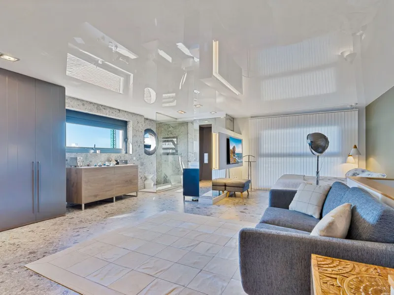 ✨ 235 m² built + 80 m² enclosed terrace | 591 m² plot | Private pool | Views of the Bay of Fuengirola ✨