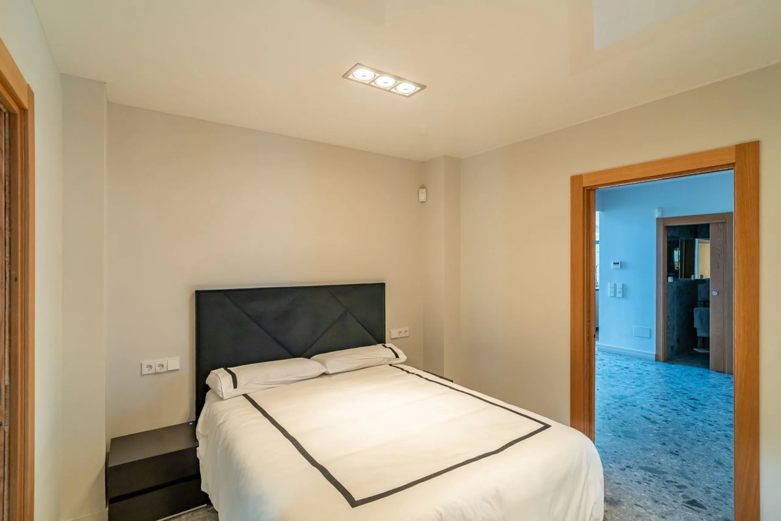✨ 235 m² built + 80 m² enclosed terrace | 591 m² plot | Private pool | Views of the Bay of Fuengirola ✨