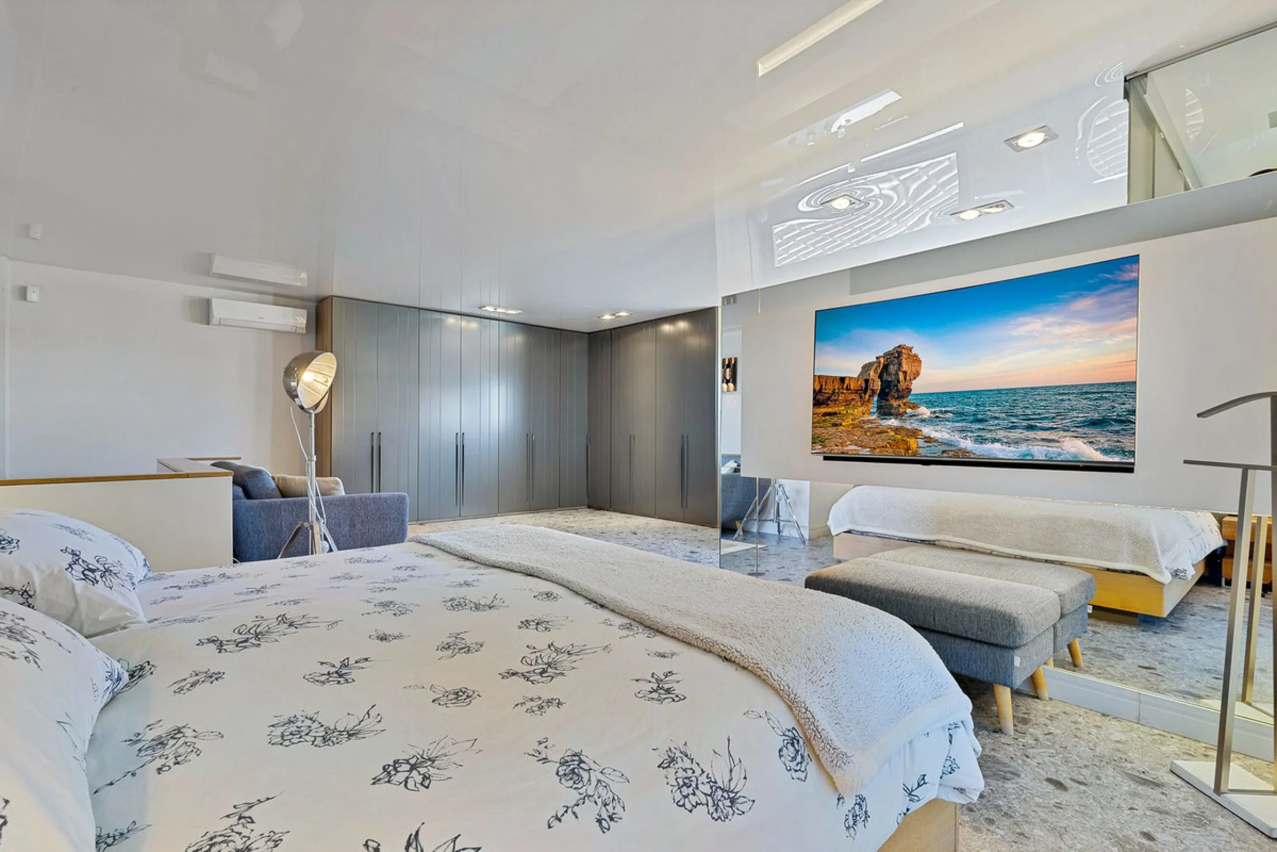 ✨ 235 m² built + 80 m² enclosed terrace | 591 m² plot | Private pool | Views of the Bay of Fuengirola ✨