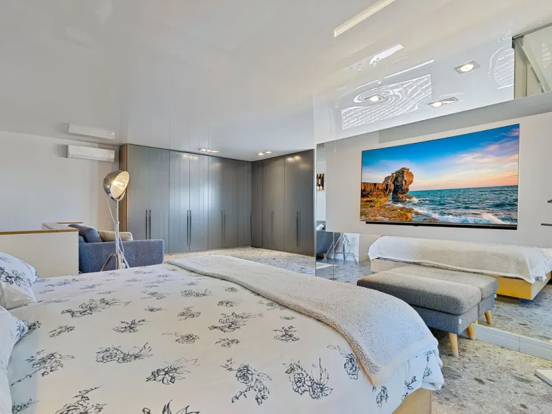 ✨ 235 m² built + 80 m² enclosed terrace | 591 m² plot | Private pool | Views of the Bay of Fuengirola ✨