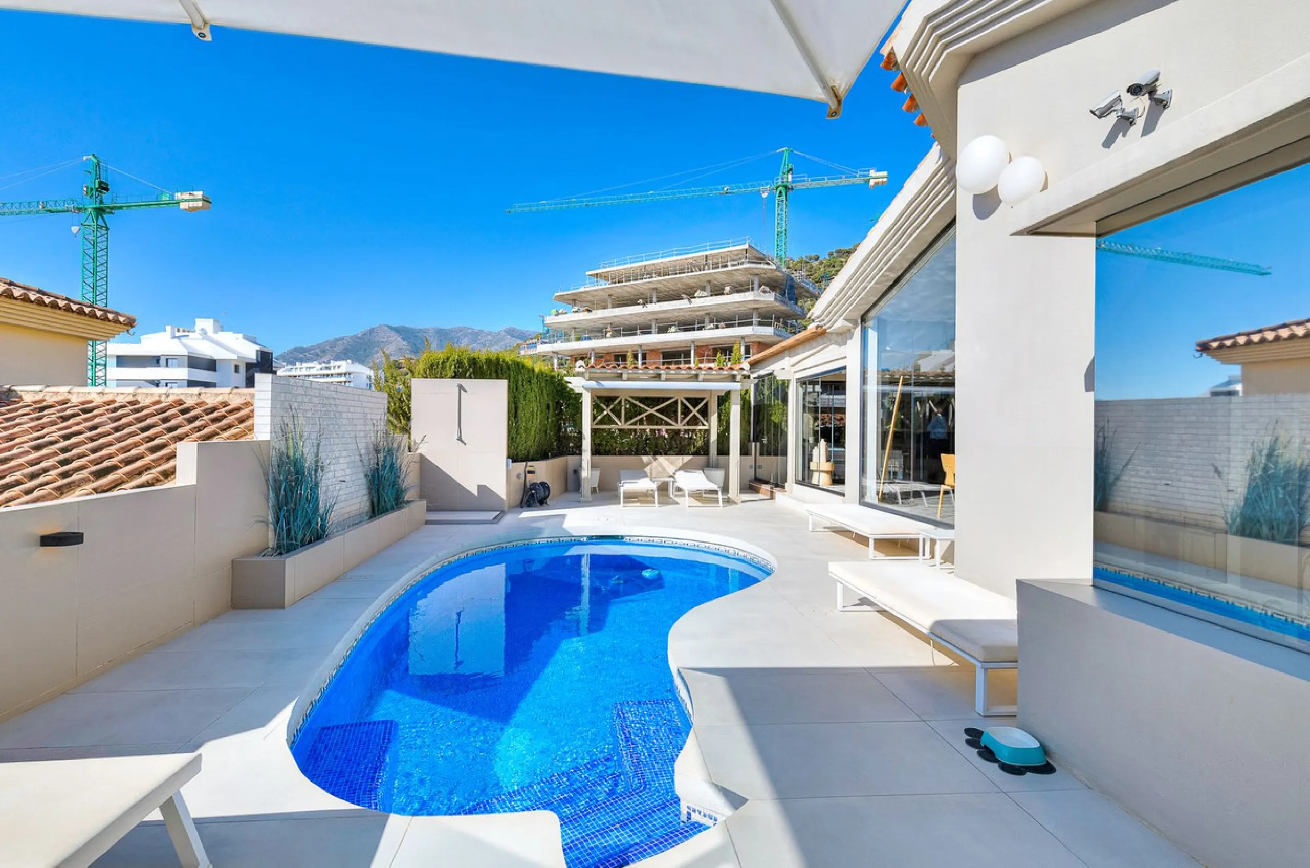 ✨ 235 m² built + 80 m² enclosed terrace | 591 m² plot | Private pool | Views of the Bay of Fuengirola ✨