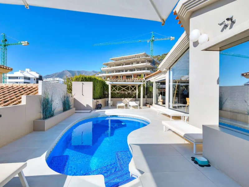 ✨ 235 m² built + 80 m² enclosed terrace | 591 m² plot | Private pool | Views of the Bay of Fuengirola ✨