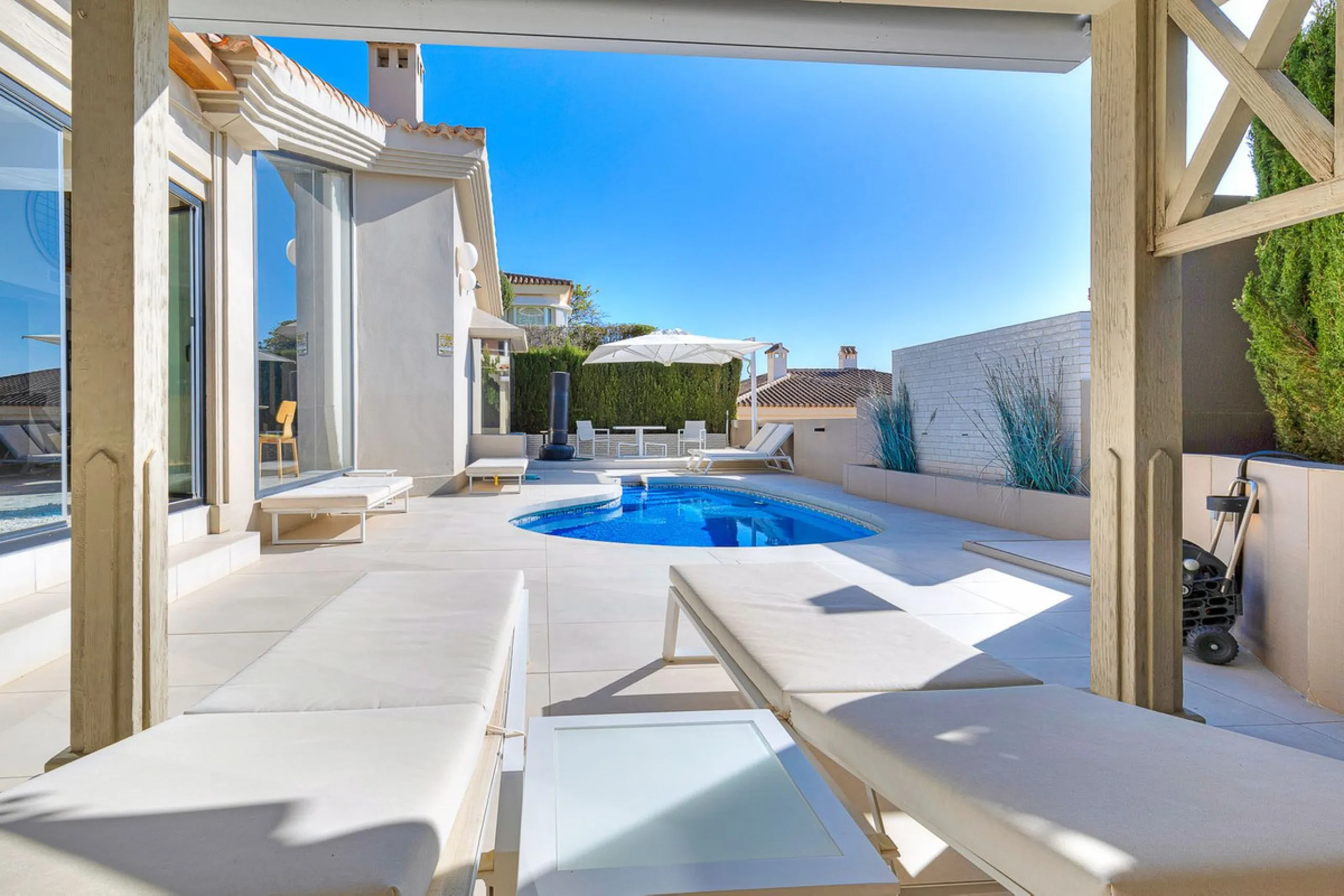 ✨ 235 m² built + 80 m² enclosed terrace | 591 m² plot | Private pool | Views of the Bay of Fuengirola ✨