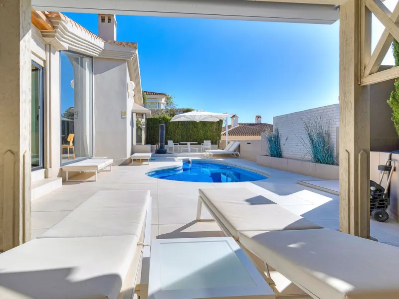 ✨ 235 m² built + 80 m² enclosed terrace | 591 m² plot | Private pool | Views of the Bay of Fuengirola ✨