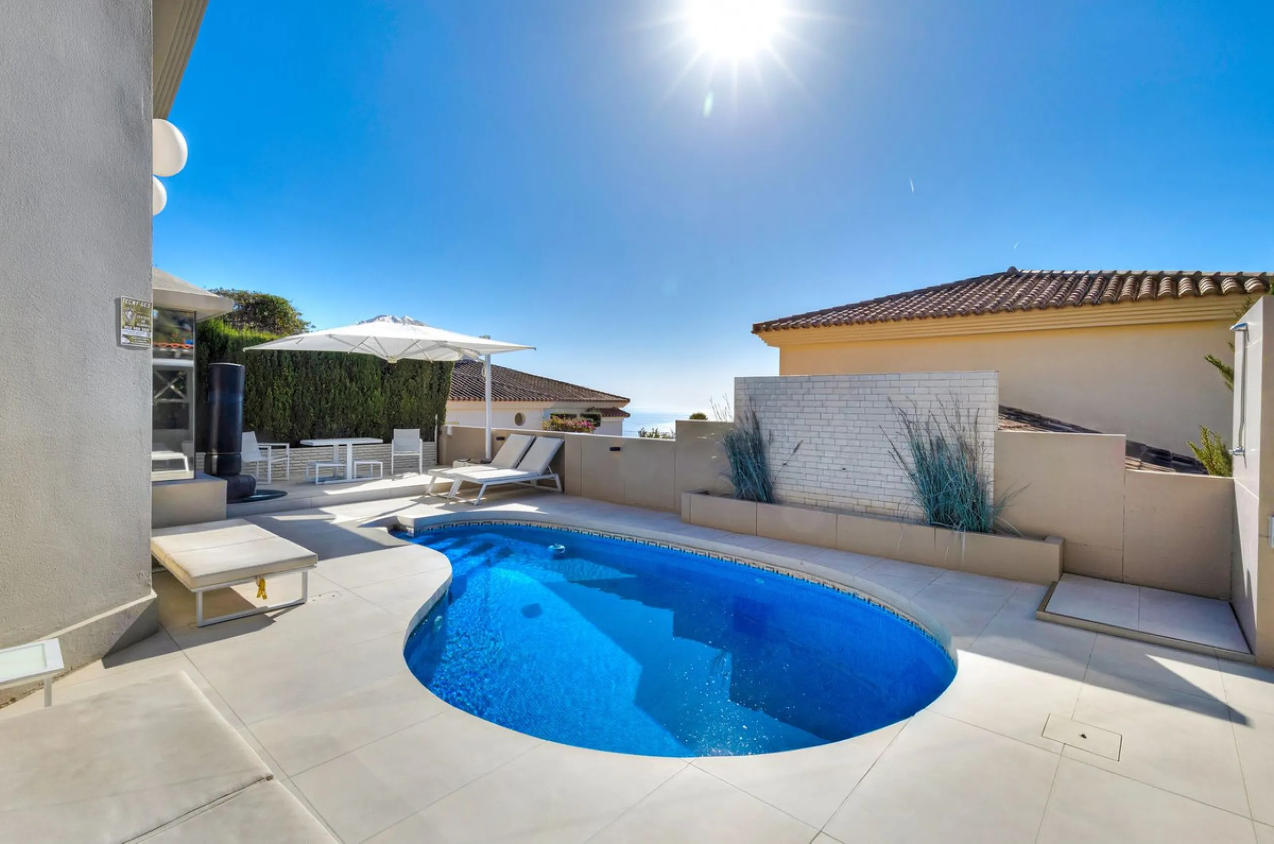 ✨ 235 m² built + 80 m² enclosed terrace | 591 m² plot | Private pool | Views of the Bay of Fuengirola ✨