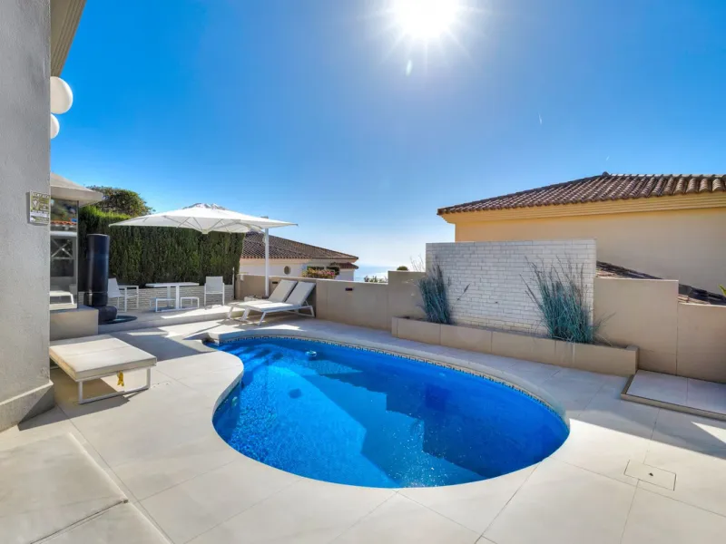 ✨ 235 m² built + 80 m² enclosed terrace | 591 m² plot | Private pool | Views of the Bay of Fuengirola ✨