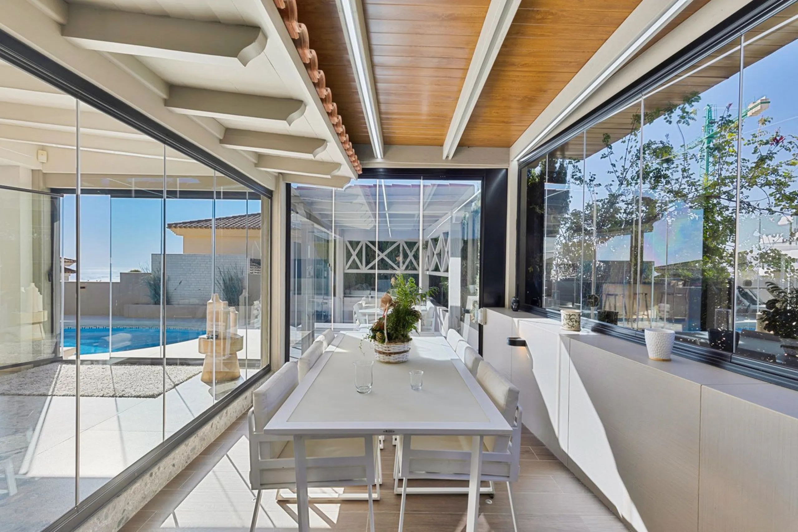 ✨ 235 m² built + 80 m² enclosed terrace | 591 m² plot | Private pool | Views of the Bay of Fuengirola ✨