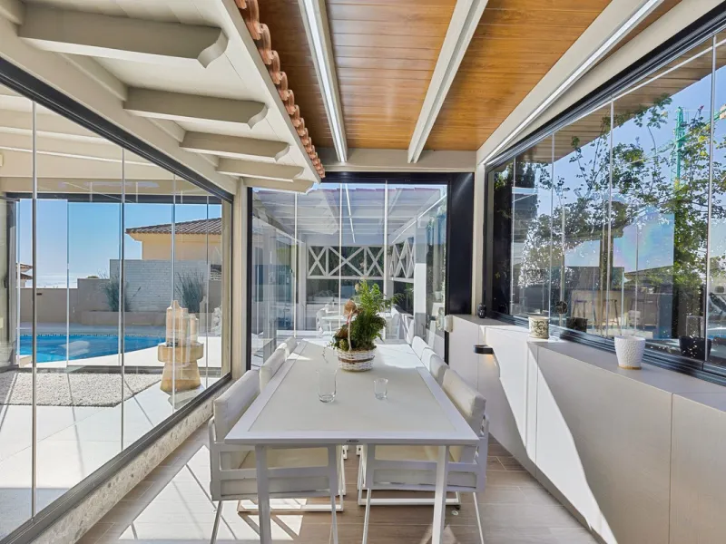 ✨ 235 m² built + 80 m² enclosed terrace | 591 m² plot | Private pool | Views of the Bay of Fuengirola ✨