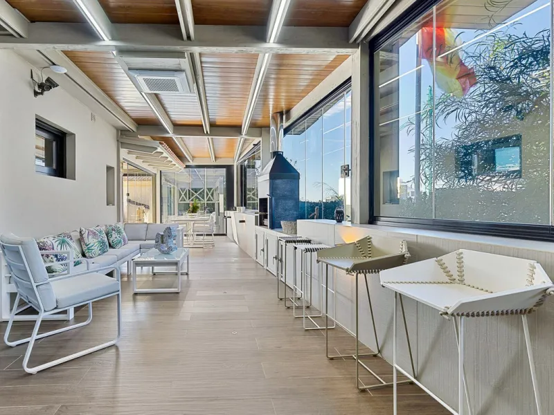 ✨ 235 m² built + 80 m² enclosed terrace | 591 m² plot | Private pool | Views of the Bay of Fuengirola ✨