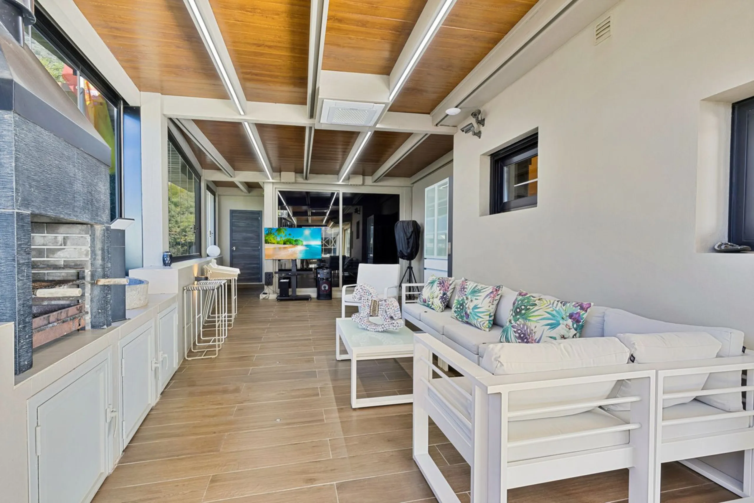 ✨ 235 m² built + 80 m² enclosed terrace | 591 m² plot | Private pool | Views of the Bay of Fuengirola ✨
