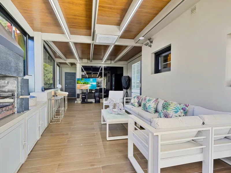✨ 235 m² built + 80 m² enclosed terrace | 591 m² plot | Private pool | Views of the Bay of Fuengirola ✨