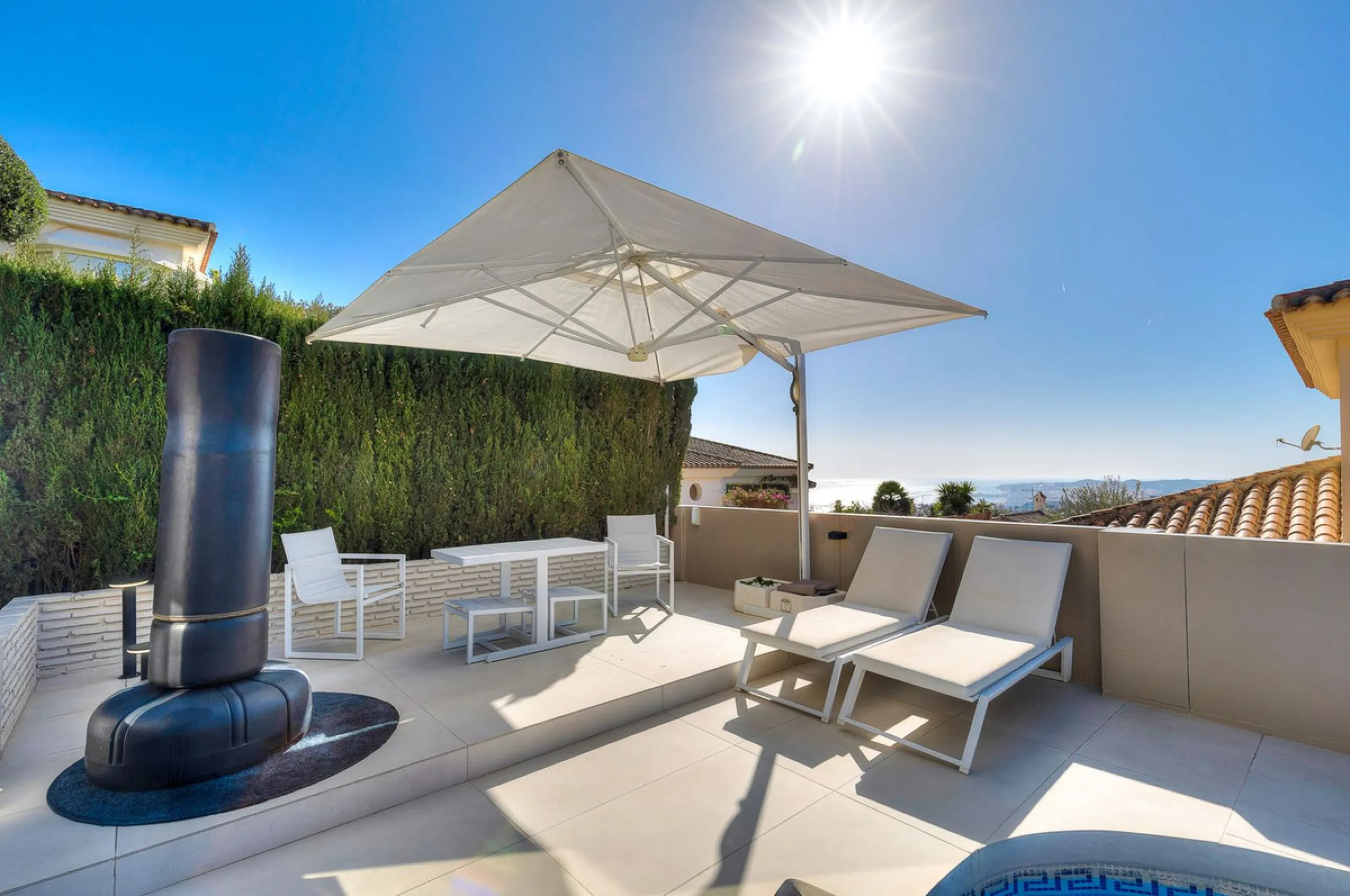 ✨ 235 m² built + 80 m² enclosed terrace | 591 m² plot | Private pool | Views of the Bay of Fuengirola ✨