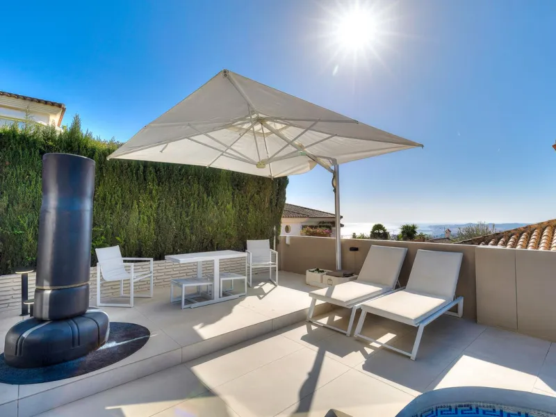 ✨ 235 m² built + 80 m² enclosed terrace | 591 m² plot | Private pool | Views of the Bay of Fuengirola ✨