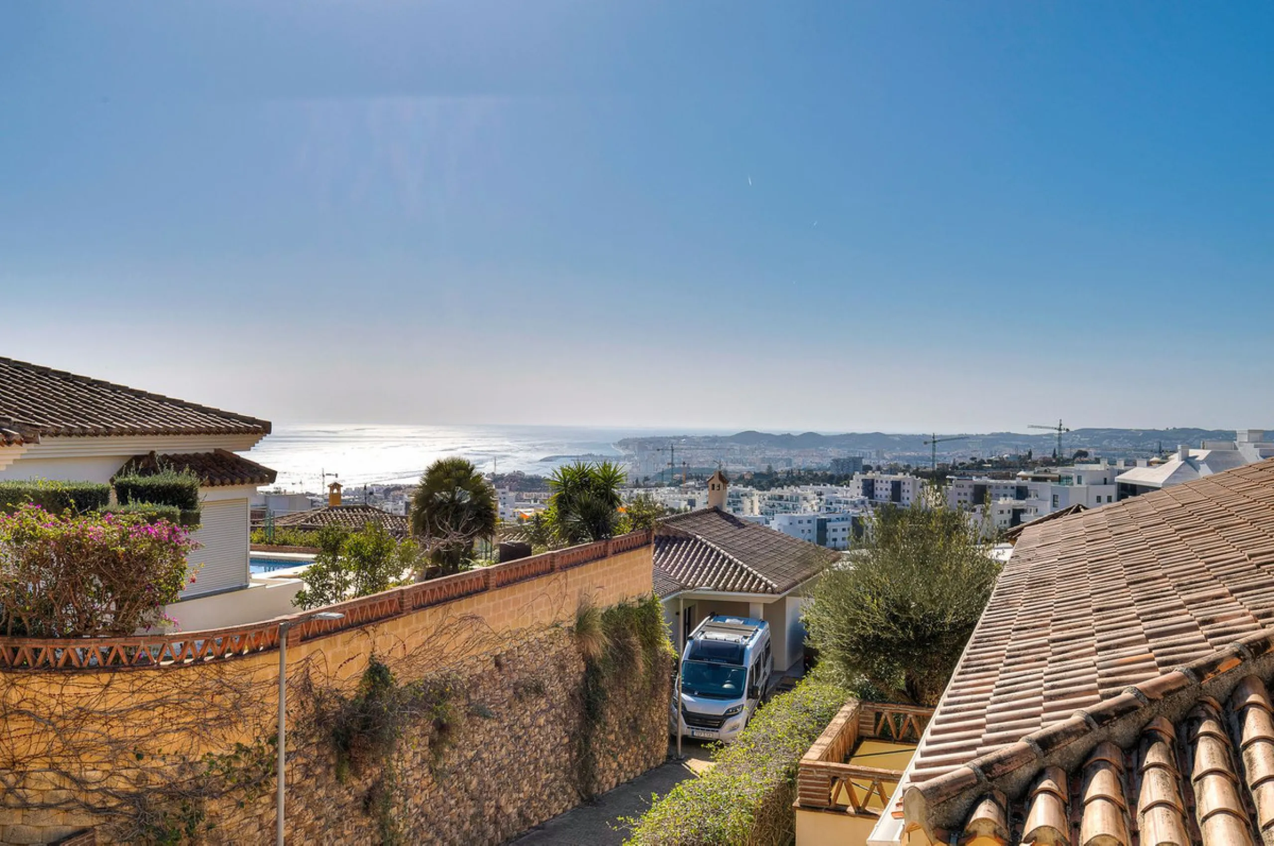 ✨ 235 m² built + 80 m² enclosed terrace | 591 m² plot | Private pool | Views of the Bay of Fuengirola ✨