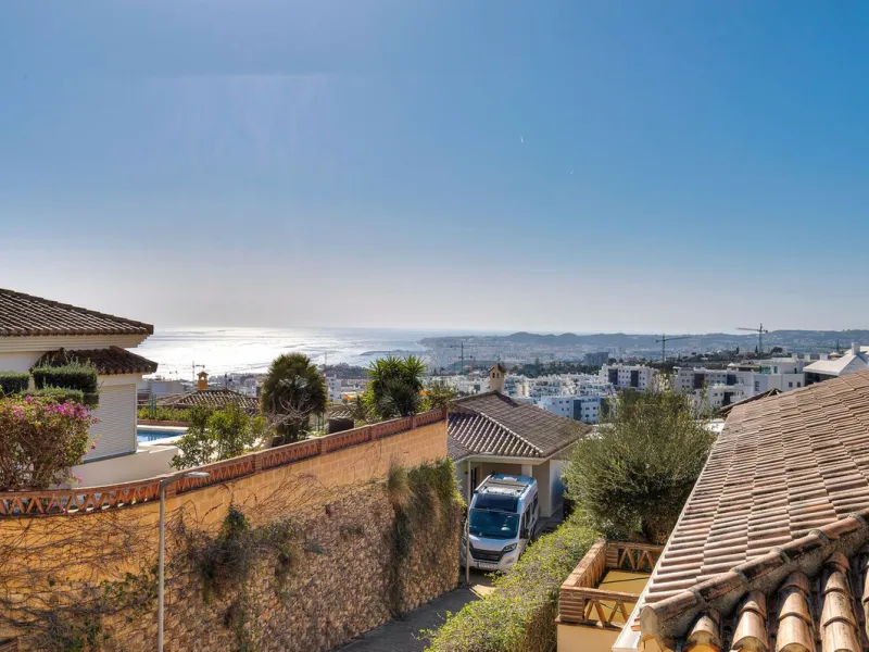 ✨ 235 m² built + 80 m² enclosed terrace | 591 m² plot | Private pool | Views of the Bay of Fuengirola ✨