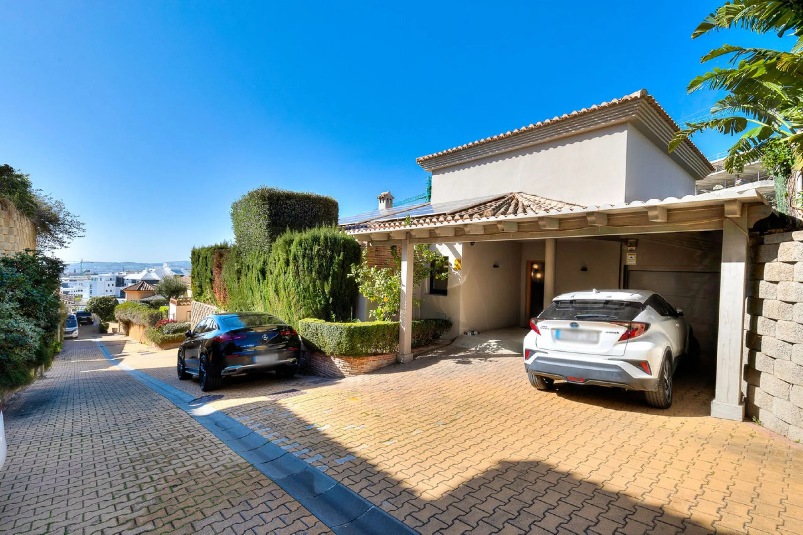 ✨ 235 m² built + 80 m² enclosed terrace | 591 m² plot | Private pool | Views of the Bay of Fuengirola ✨