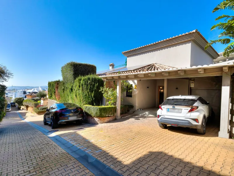 ✨ 235 m² built + 80 m² enclosed terrace | 591 m² plot | Private pool | Views of the Bay of Fuengirola ✨
