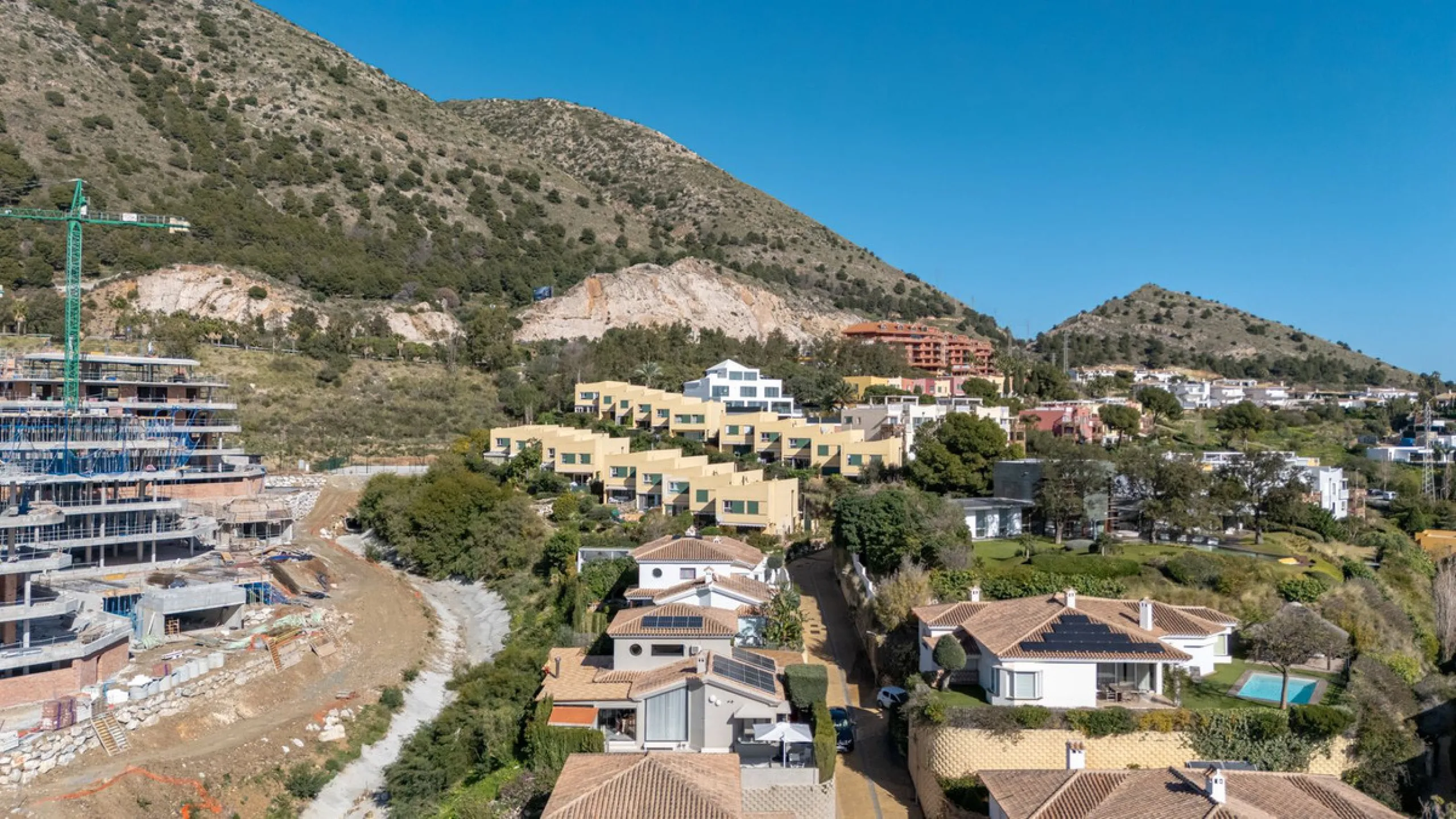 ✨ 235 m² built + 80 m² enclosed terrace | 591 m² plot | Private pool | Views of the Bay of Fuengirola ✨