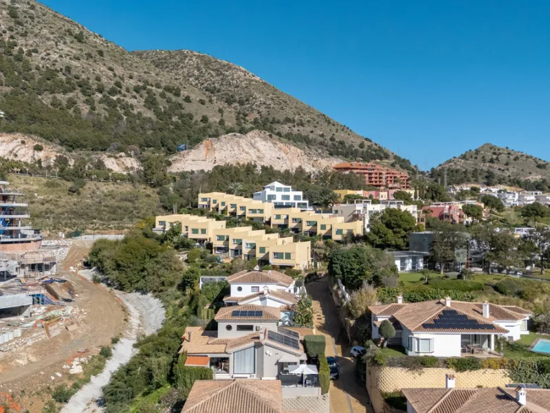 ✨ 235 m² built + 80 m² enclosed terrace | 591 m² plot | Private pool | Views of the Bay of Fuengirola ✨