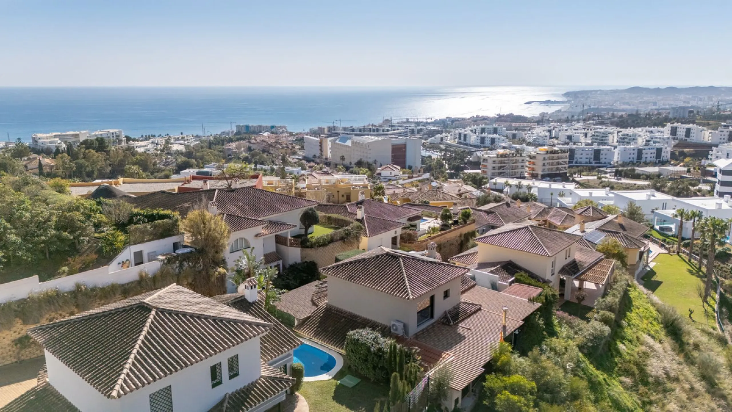 ✨ 235 m² built + 80 m² enclosed terrace | 591 m² plot | Private pool | Views of the Bay of Fuengirola ✨
