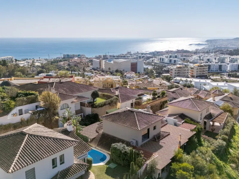 ✨ 235 m² built + 80 m² enclosed terrace | 591 m² plot | Private pool | Views of the Bay of Fuengirola ✨