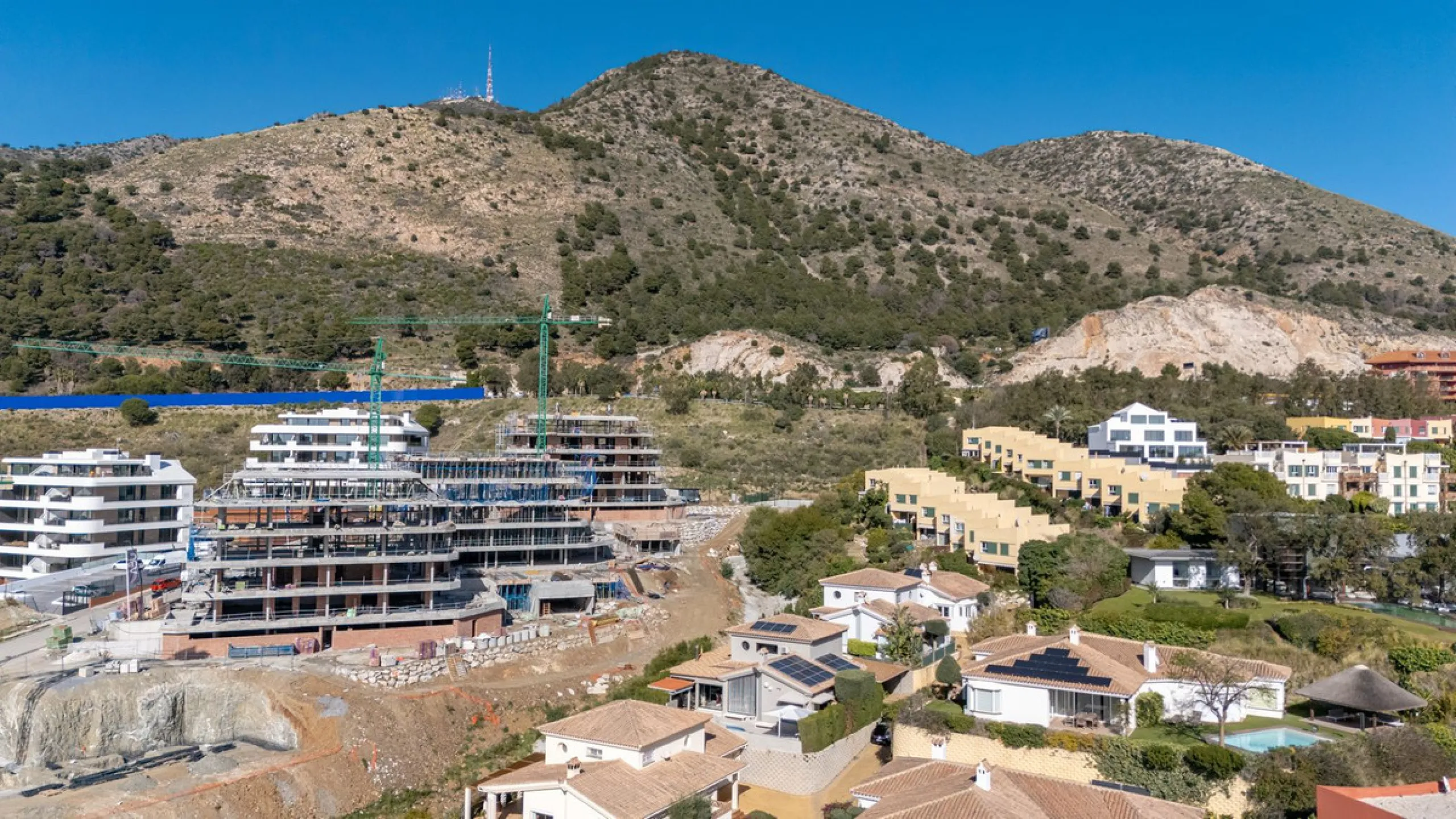 ✨ 235 m² built + 80 m² enclosed terrace | 591 m² plot | Private pool | Views of the Bay of Fuengirola ✨