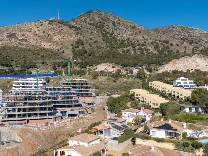 ✨ 235 m² built + 80 m² enclosed terrace | 591 m² plot | Private pool | Views of the Bay of Fuengirola ✨