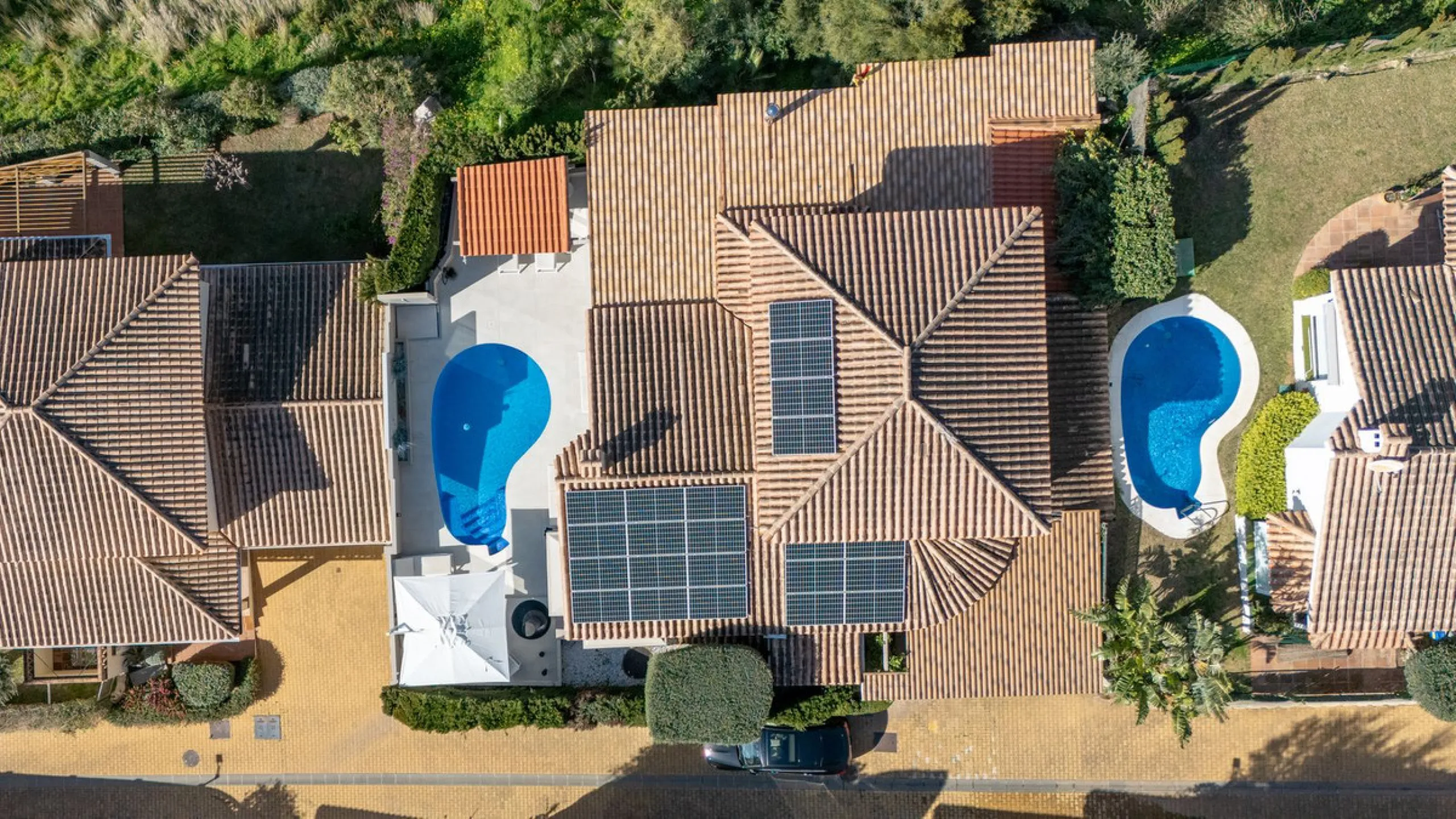 ✨ 235 m² built + 80 m² enclosed terrace | 591 m² plot | Private pool | Views of the Bay of Fuengirola ✨