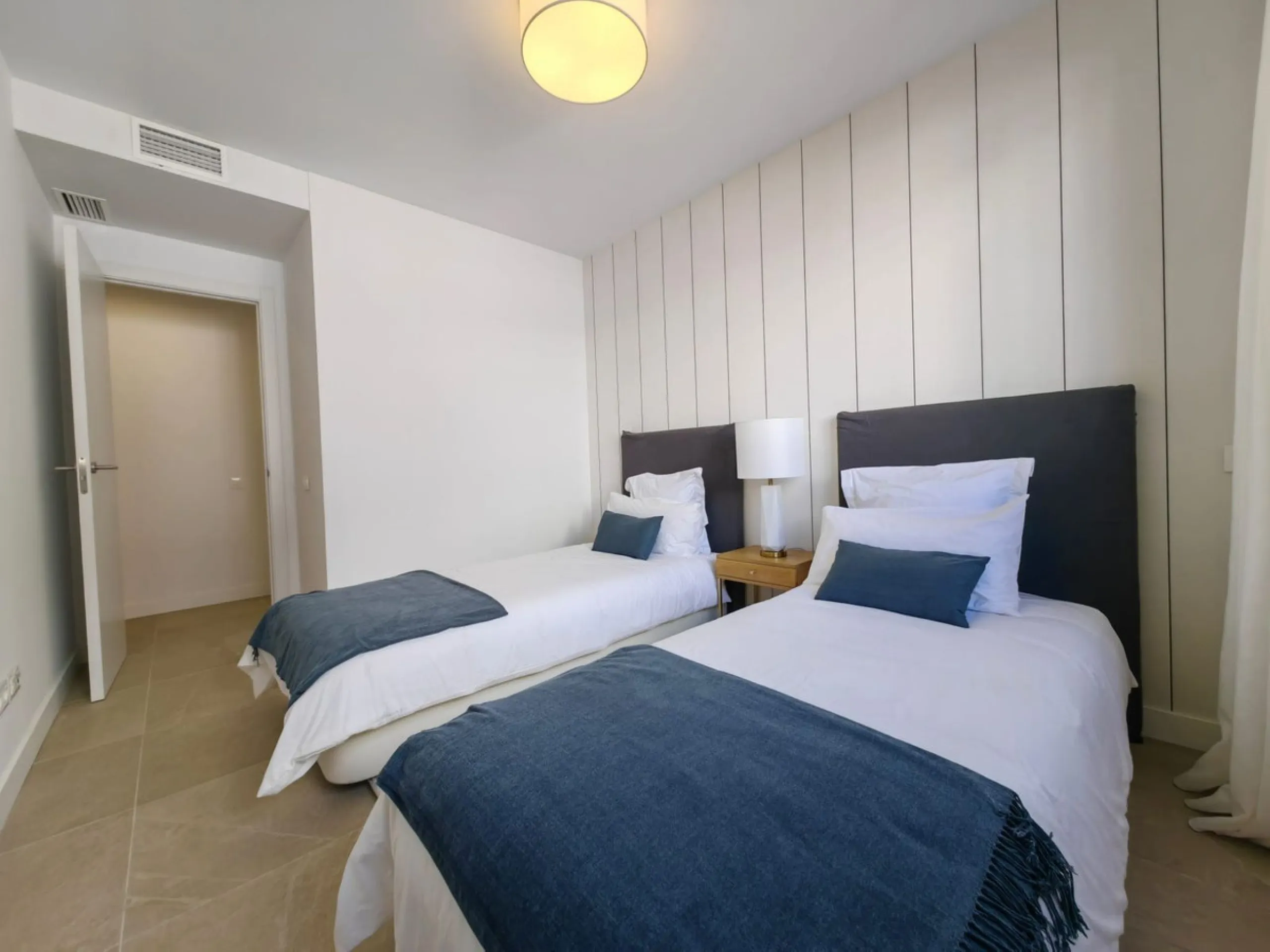 Brand-New Luxury 4-Bedroom Apartment in South Place, Las Mesas, Estepona