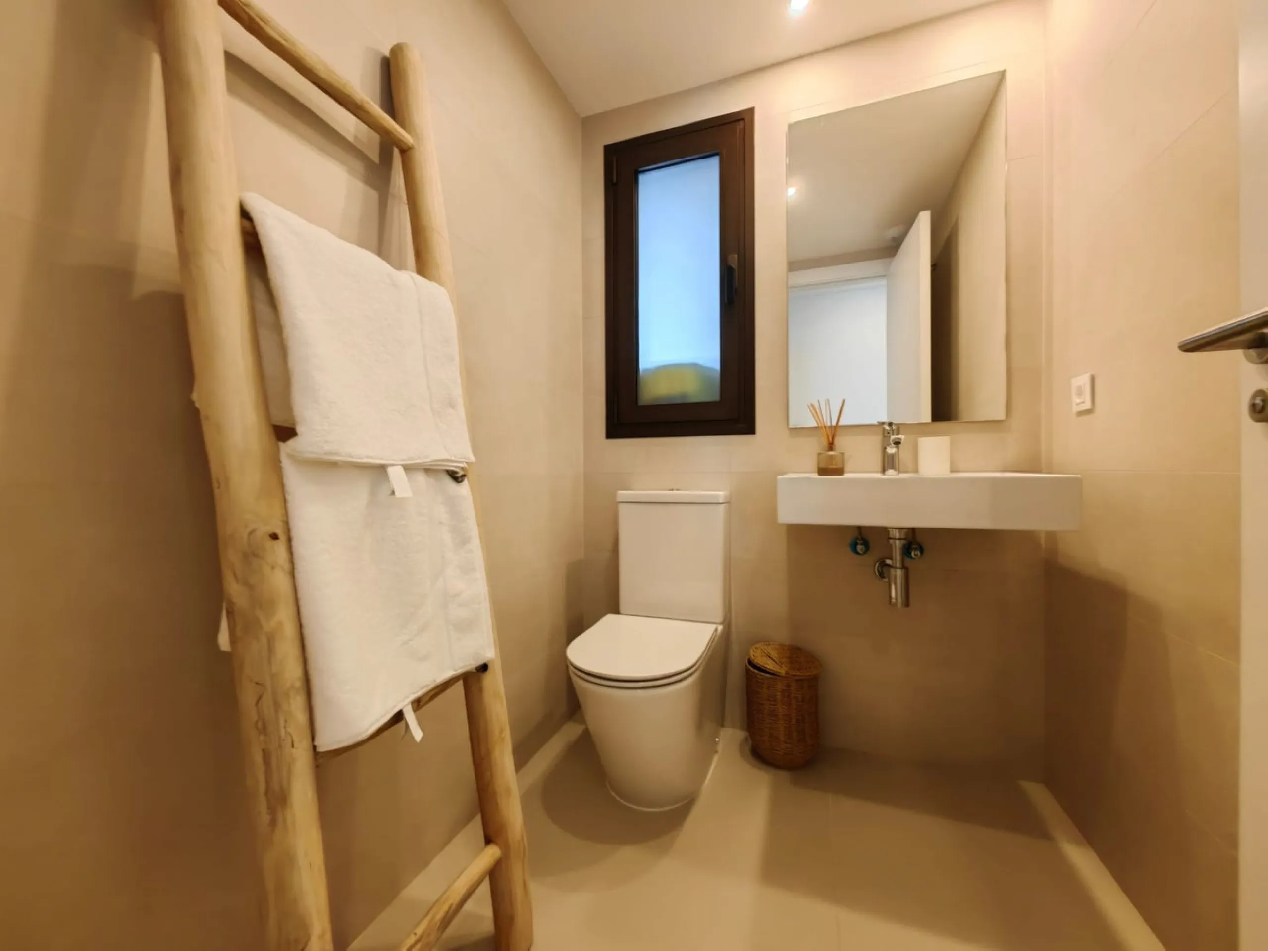 Brand-New Luxury 4-Bedroom Apartment in South Place, Las Mesas, Estepona