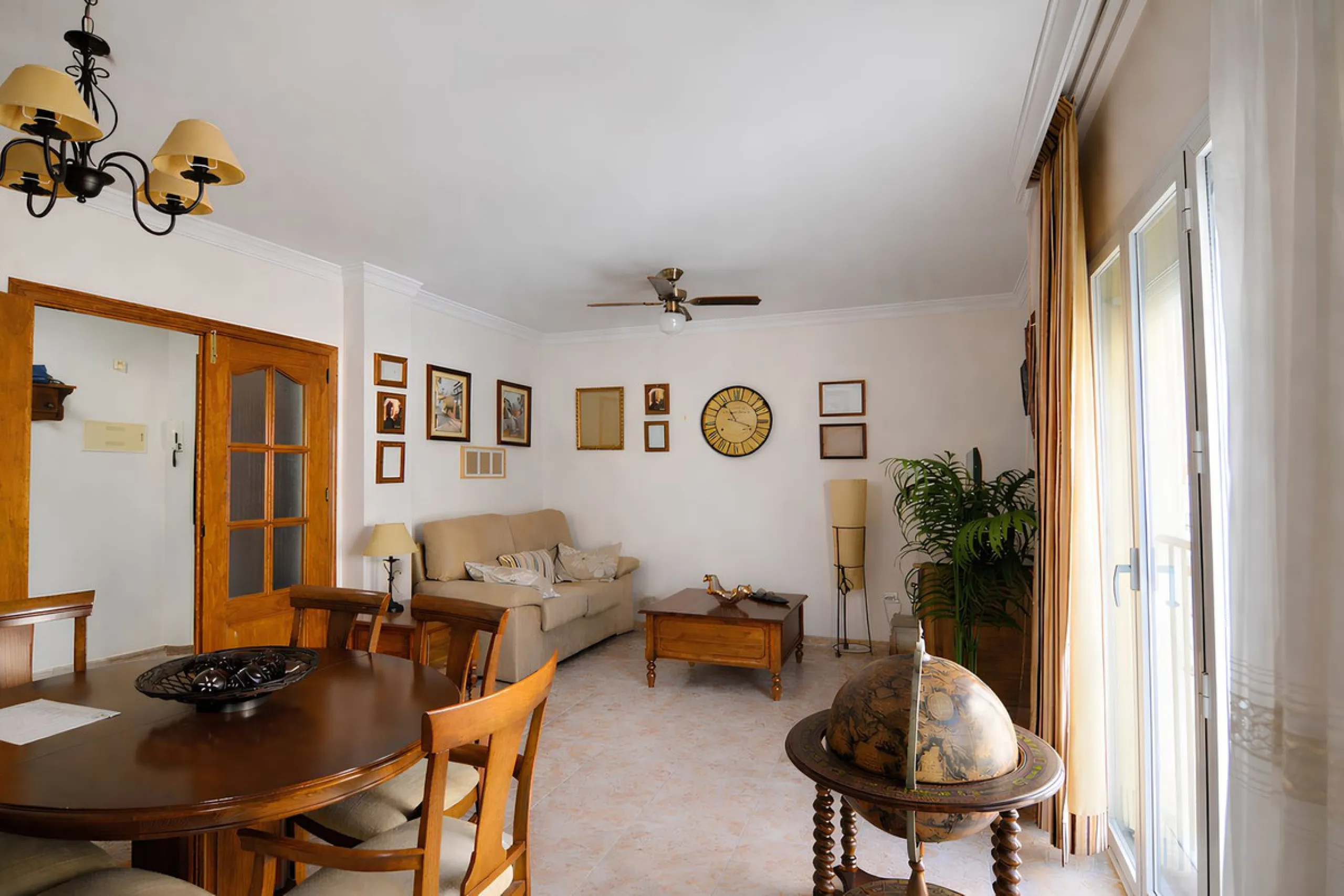 Wir freuen uns, diese prächtige Wohnung im begehrten Viertel Las Lagunas vorzustellen