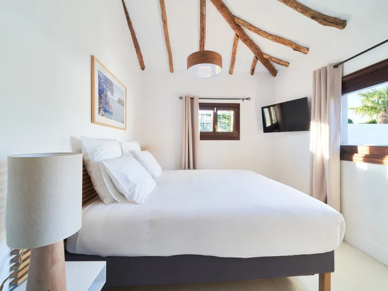 Villa Audrey | Luxury Modern Villa with Private Pool, Tennis Court & Guest Apartment.