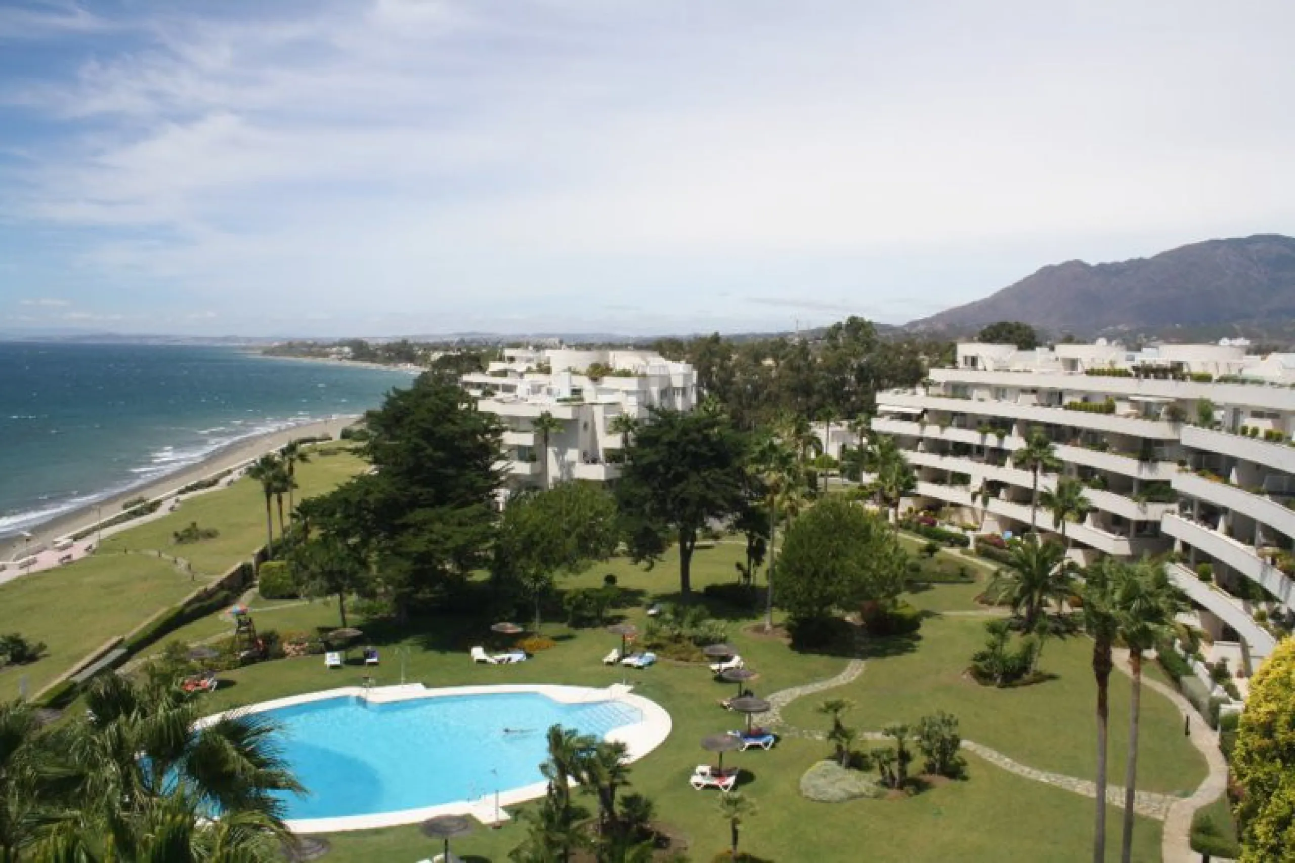 Apartment - Middle Floor Apartment в продаже в Estepona, Málaga. В доме 3 спален и 2 ванных комнат. Площадь дома 170 м²