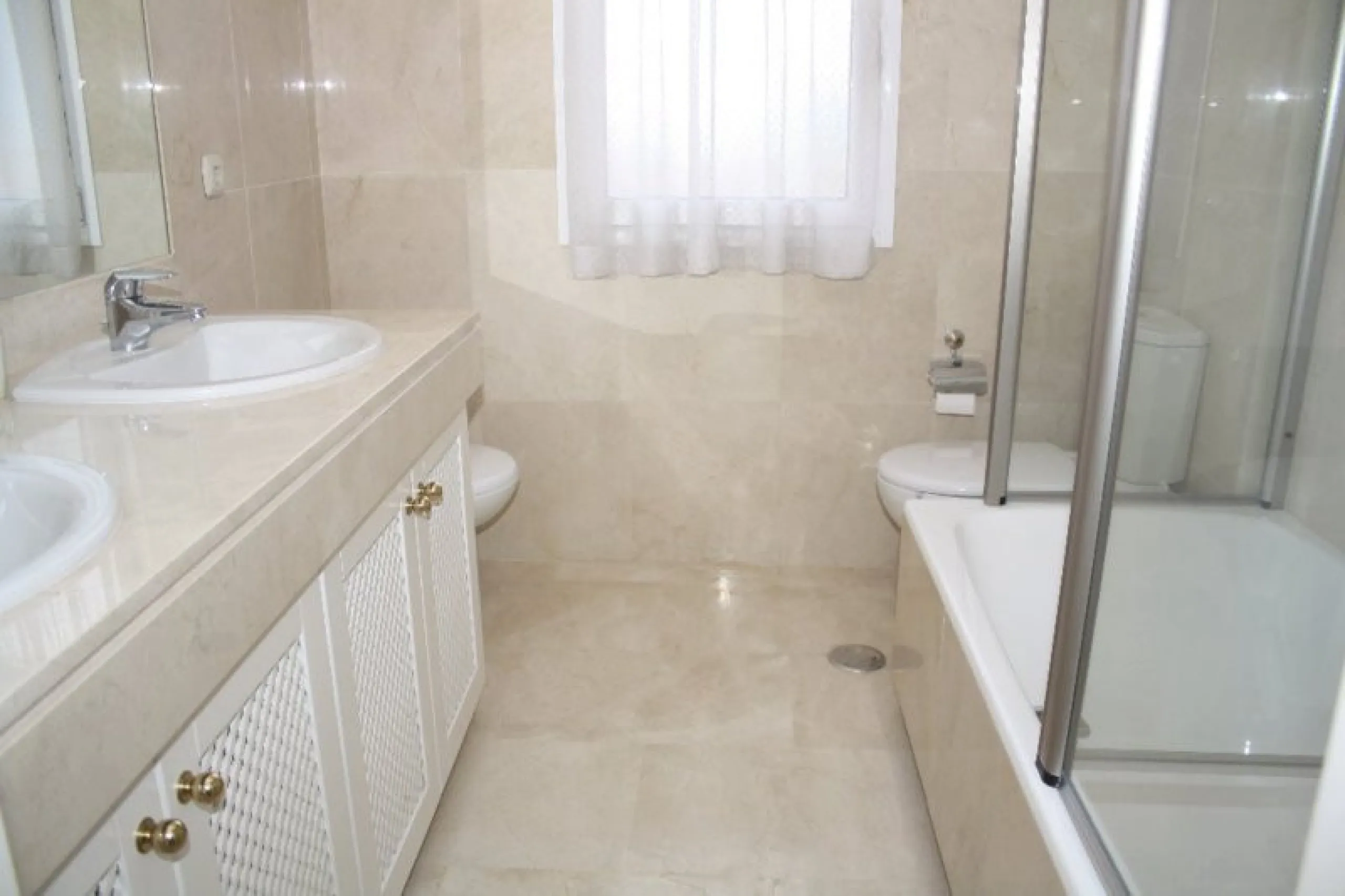 Apartment - Middle Floor Apartment в продаже в Estepona, Málaga. В доме 3 спален и 2 ванных комнат. Площадь дома 170 м²