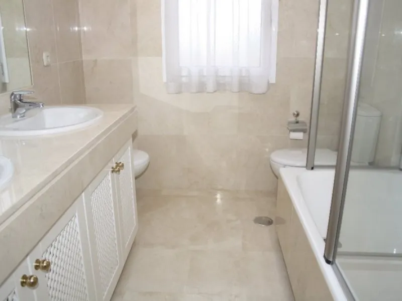 Apartment - Middle Floor Apartment в продаже в Estepona, Málaga. В доме 3 спален и 2 ванных комнат. Площадь дома 170 м²