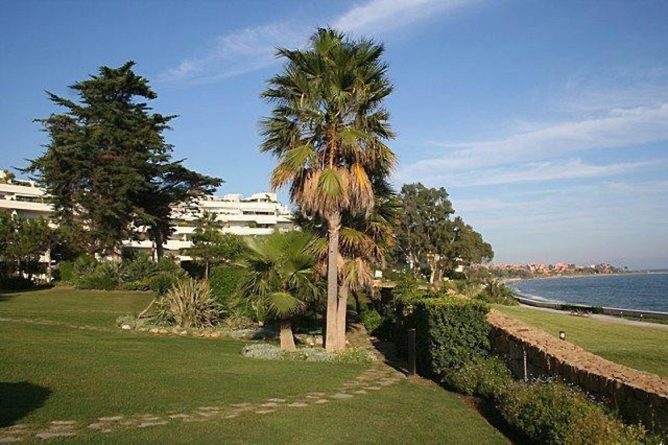 Apartment - Middle Floor Apartment в продаже в Estepona, Málaga. В доме 3 спален и 2 ванных комнат. Площадь дома 170 м²